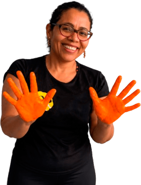 Menina sorrindo segurando um desenho de coração