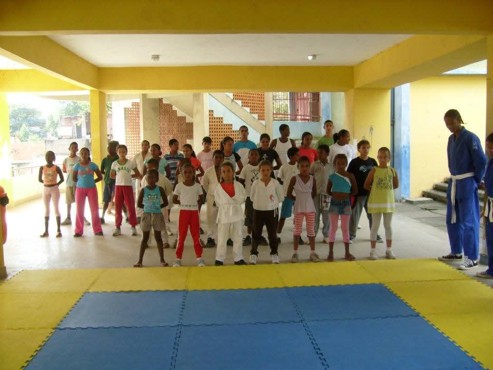 Crianças e adolescentes participando de uma atividade esportiva da Associação Instituto Pensando no Amanhã